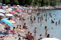 Rijeka: Građani  ituristi spas od vrućine potražili na plaži Ploče