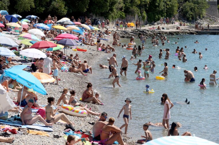 Rijeka: Građani  ituristi spas od vrućine potražili na plaži Ploče