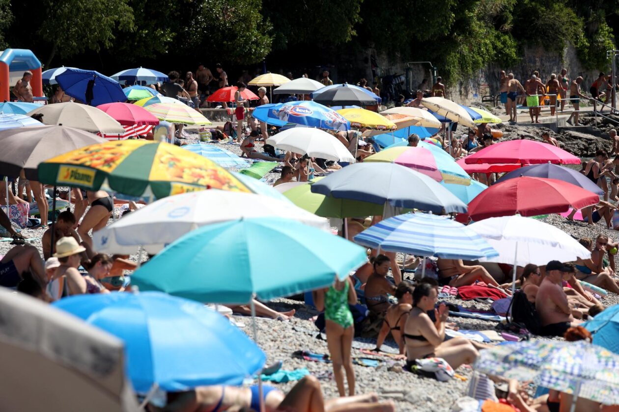 Rijeka: Građani  ituristi spas od vrućine potražili na plaži Ploče