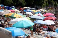 Rijeka: Građani  ituristi spas od vrućine potražili na plaži Ploče