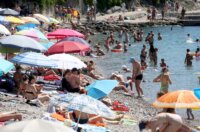 Rijeka: Građani  ituristi spas od vrućine potražili na plaži Ploče