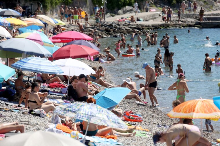 Rijeka: Građani  ituristi spas od vrućine potražili na plaži Ploče