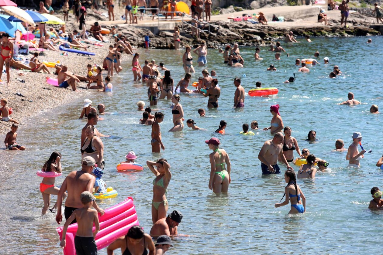 Rijeka: Građani  ituristi spas od vrućine potražili na plaži Ploče