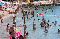 Rijeka: Građani  ituristi spas od vrućine potražili na plaži Ploče