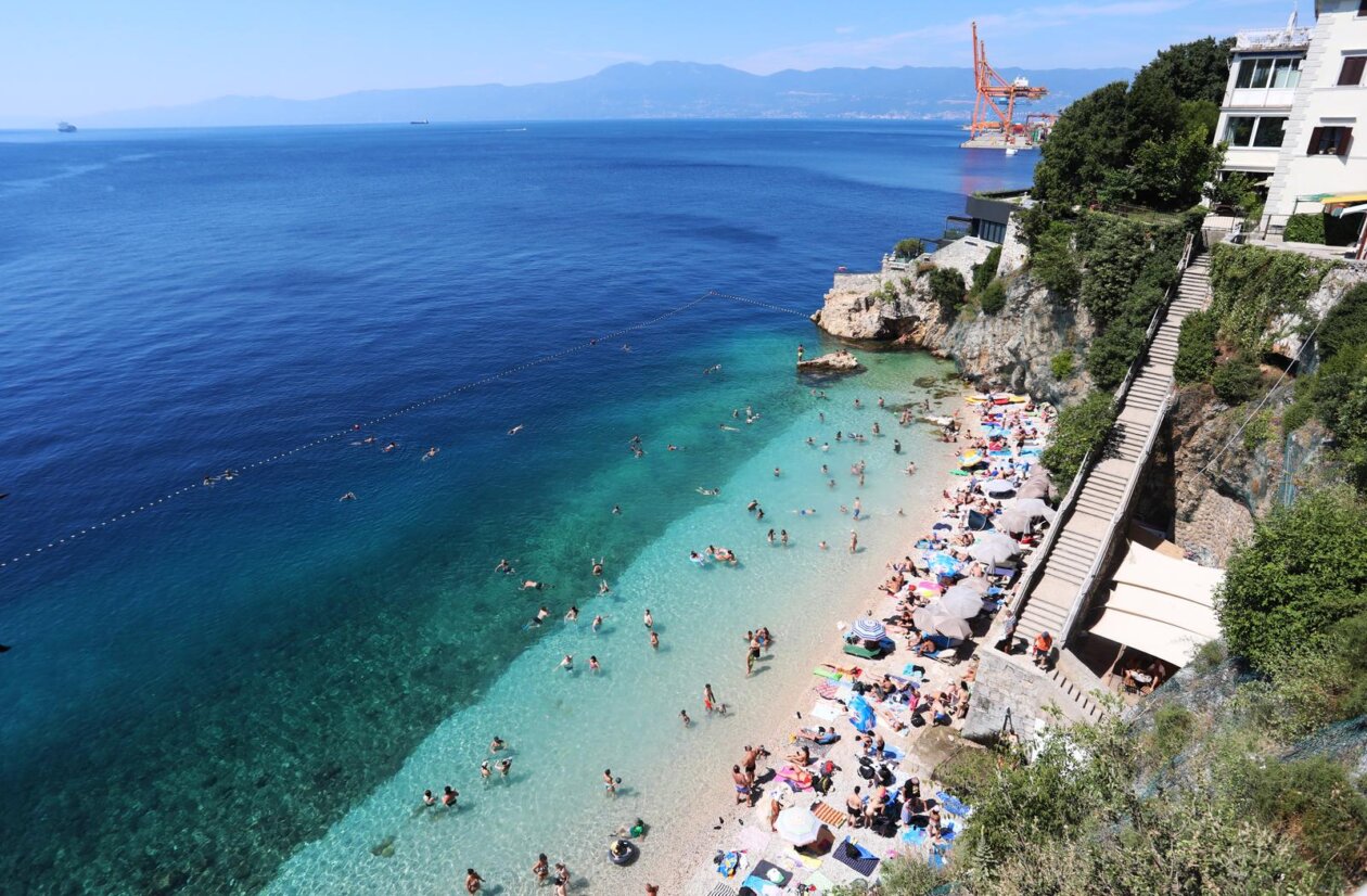 Rijeka: Kupači na gradskoj plaži Sablićevo Rijeka: Kupači na gradskoj plaži Sablićevo