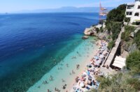 Rijeka: Kupači na gradskoj plaži Sablićevo Rijeka: Kupači na gradskoj plaži Sablićevo
