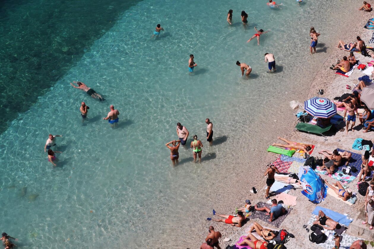 Rijeka: Kupači na gradskoj plaži Sablićevo Rijeka: Kupači na gradskoj plaži Sablićevo