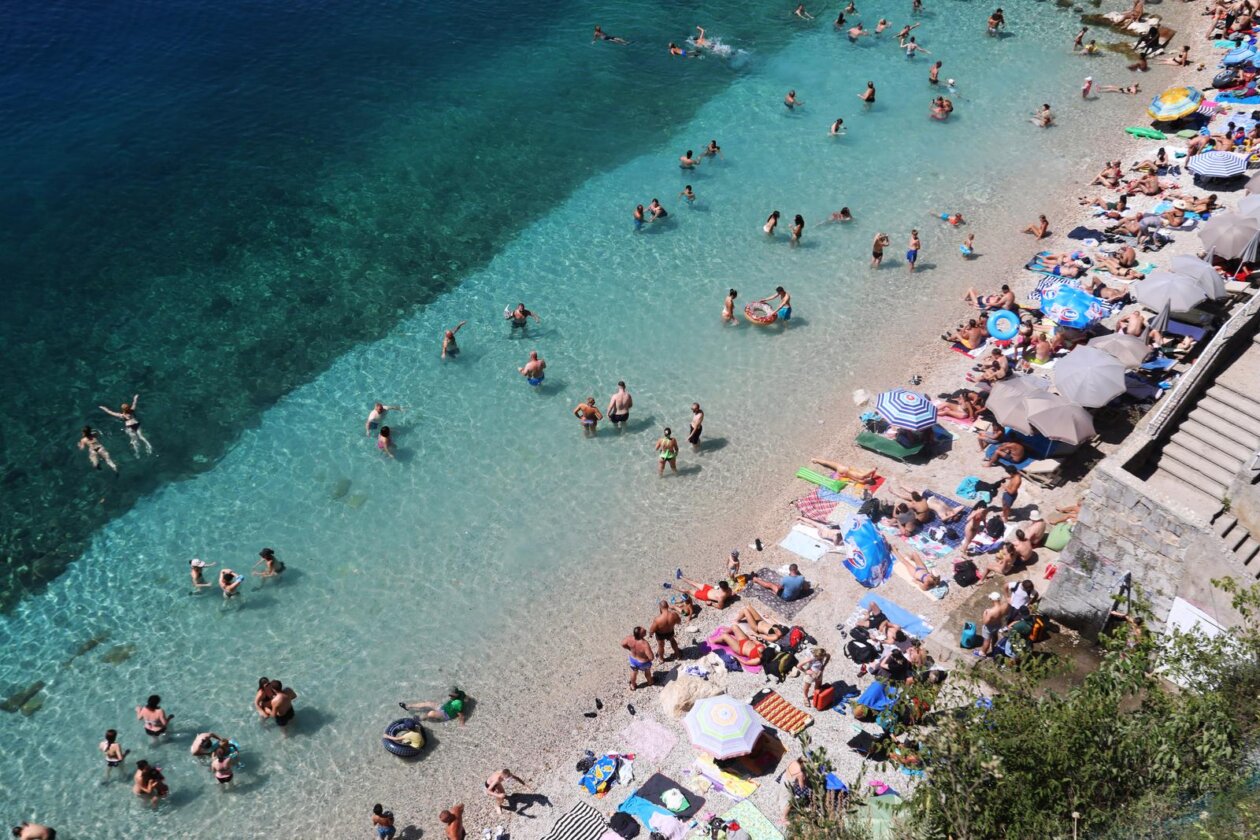 Rijeka: Kupači na gradskoj plaži Sablićevo Rijeka: Kupači na gradskoj plaži Sablićevo