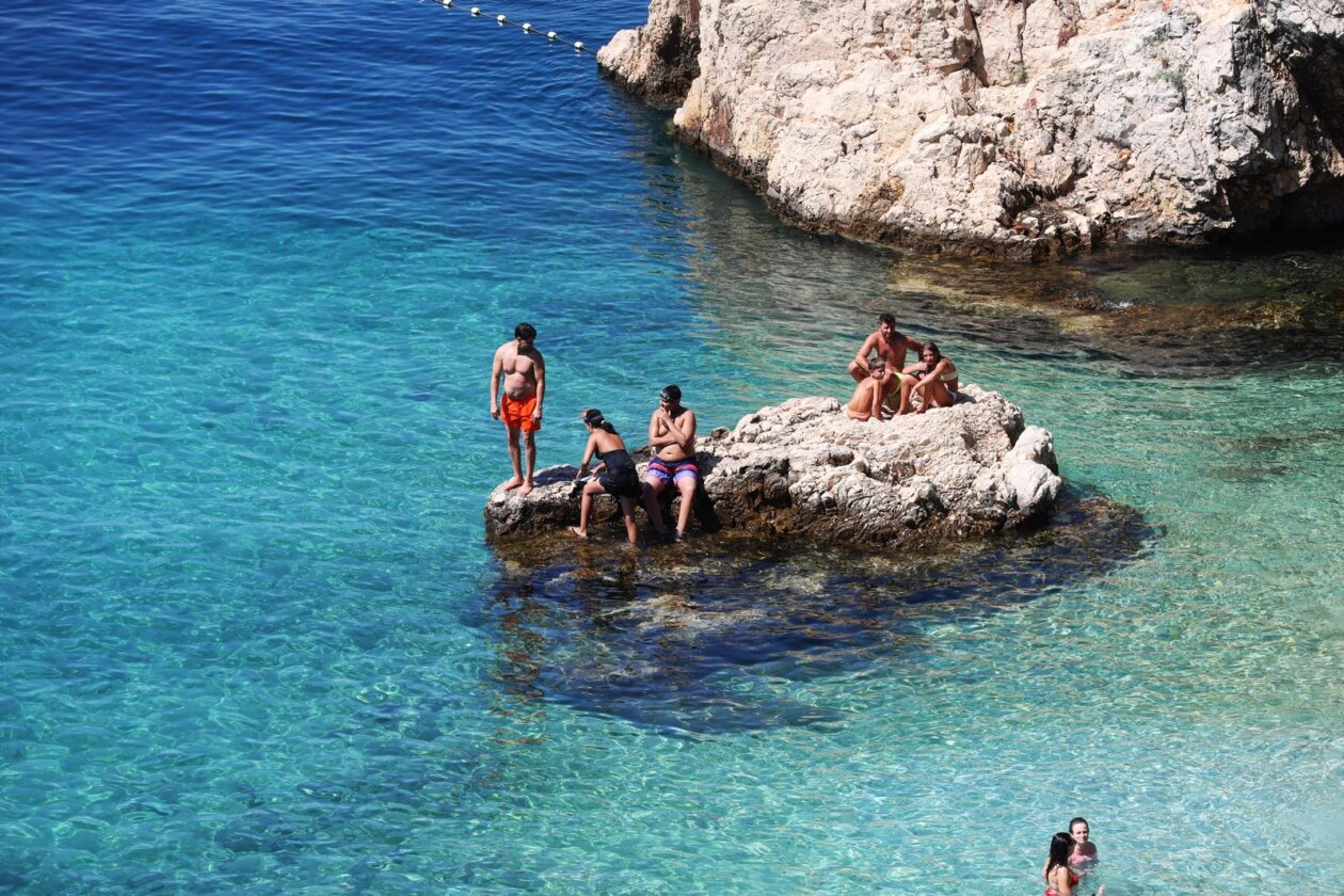 Rijeka: Kupači na gradskoj plaži Sablićevo Rijeka: Kupači na gradskoj plaži Sablićevo