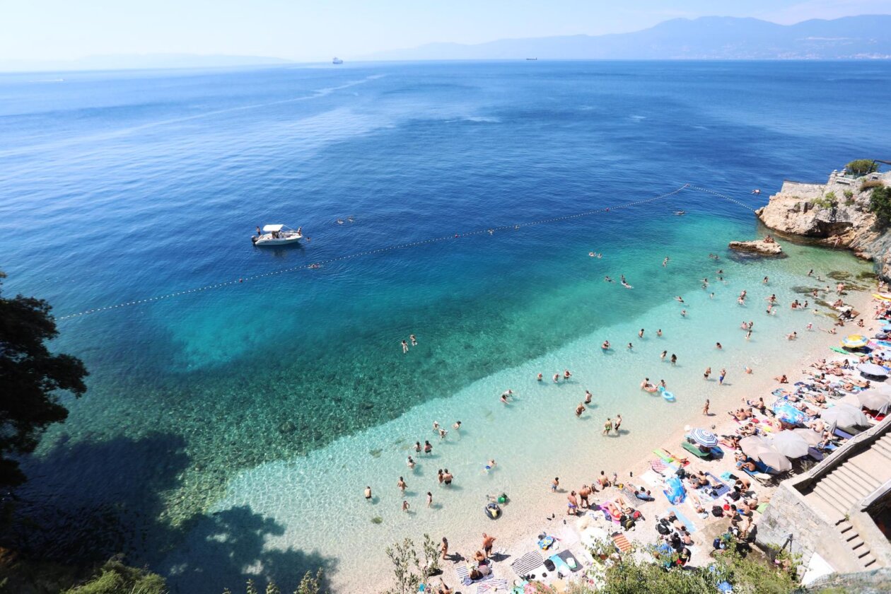 Rijeka: Kupači na gradskoj plaži Sablićevo Rijeka: Kupači na gradskoj plaži Sablićevo