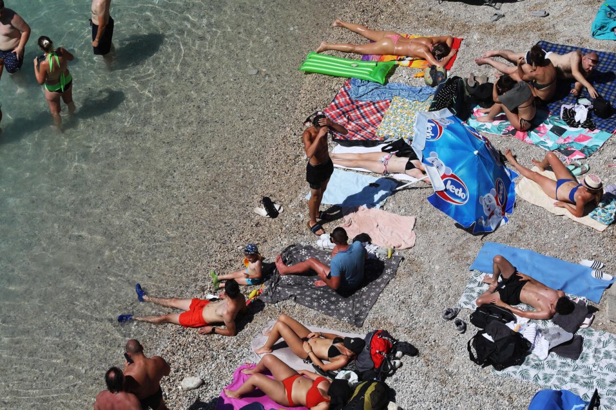 Rijeka: Kupači na gradskoj plaži Sablićevo Rijeka: Kupači na gradskoj plaži Sablićevo