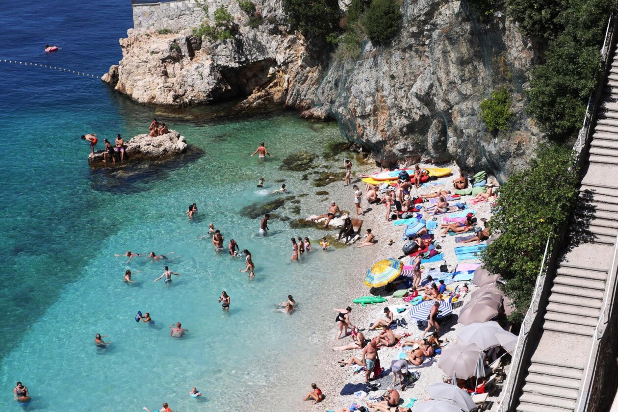 Rijeka: Kupači na gradskoj plaži Sablićevo Rijeka: Kupači na gradskoj plaži Sablićevo