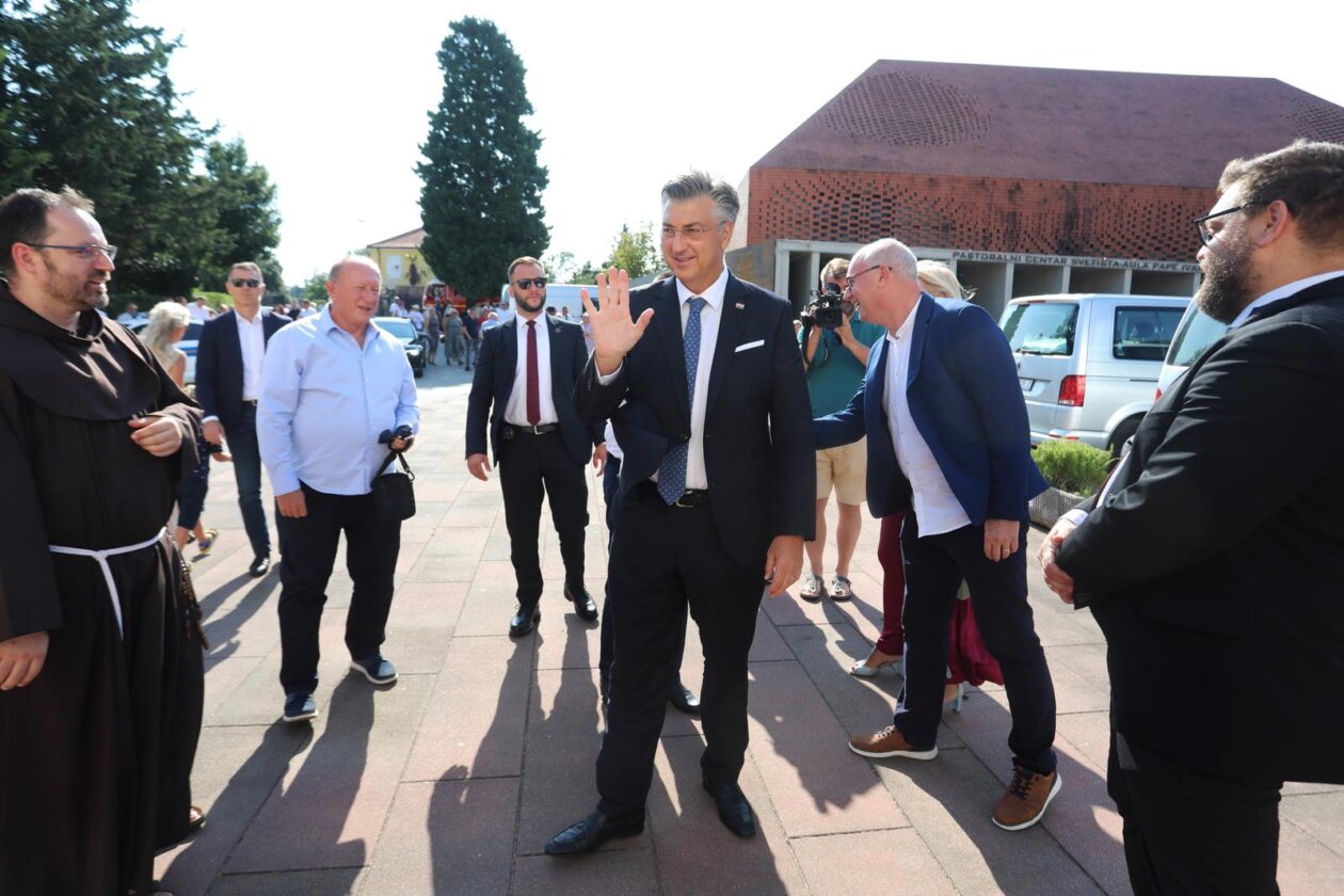 Rijeka: Blagdan Velike Gospe u Trsatskom svetištu, došao i Andrej Plenković Rijeka: Blagdan Velike Gospe u Trsatskom svetištu, došao i Andrej Plenković