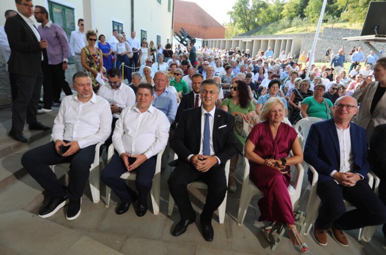 Rijeka: Blagdan Velike Gospe u Trsatskom svetištu, došao i Andrej Plenković Rijeka: Blagdan Velike Gospe u Trsatskom svetištu, došao i Andrej Plenković