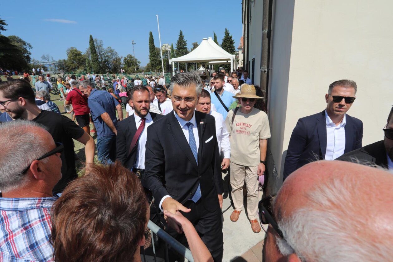 Rijeka: Blagdan Velike Gospe u Trsatskom svetištu, došao i Andrej Plenković Rijeka: Blagdan Velike Gospe u Trsatskom svetištu, došao i Andrej Plenković