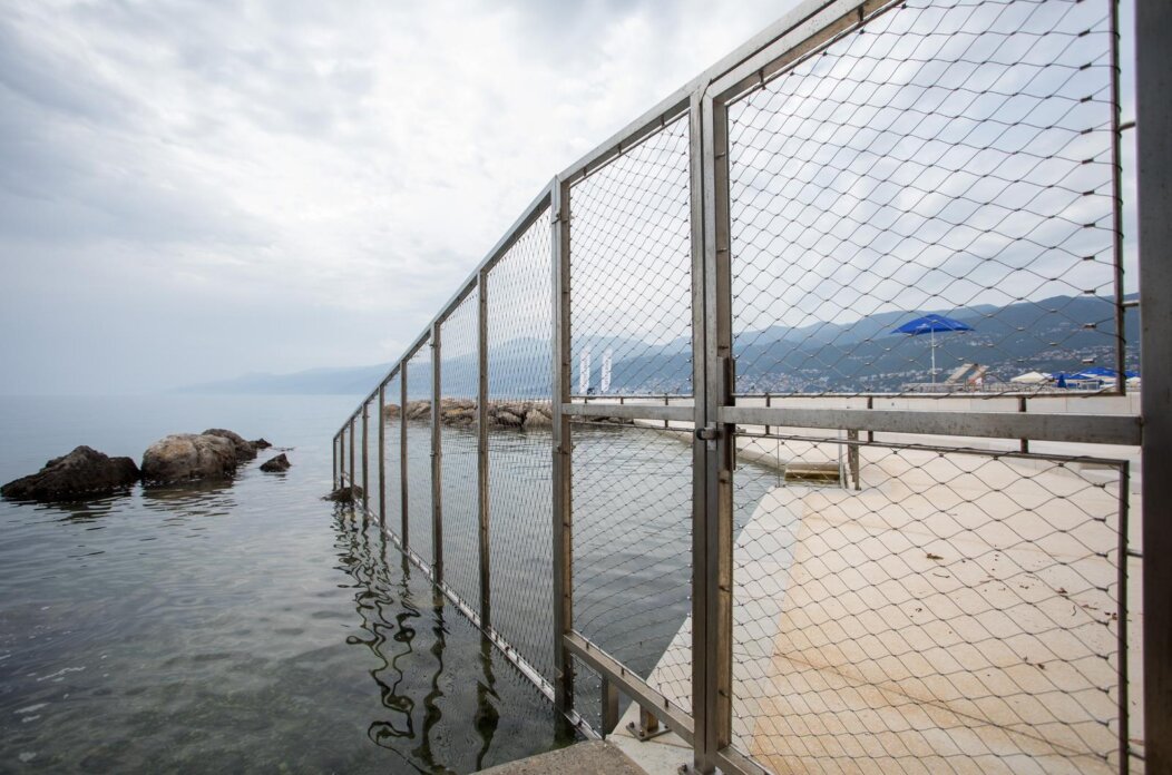 Rijeka: Plaža hotela Hilton Costabella koja je u koncesiji ograđena je ogradom Rijeka: Plaža hotela Hilton Costabella koja je u koncesiji ograđena je ogradom