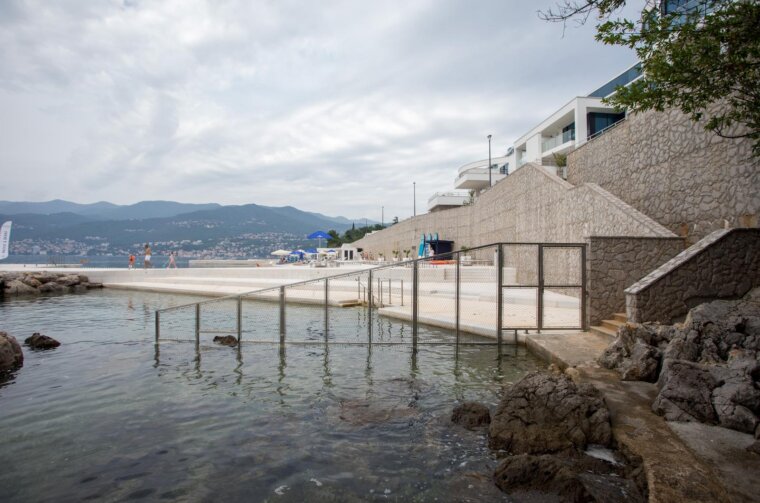 Rijeka: Plaža hotela Hilton Costabella koja je u koncesiji ograđena je ogradom