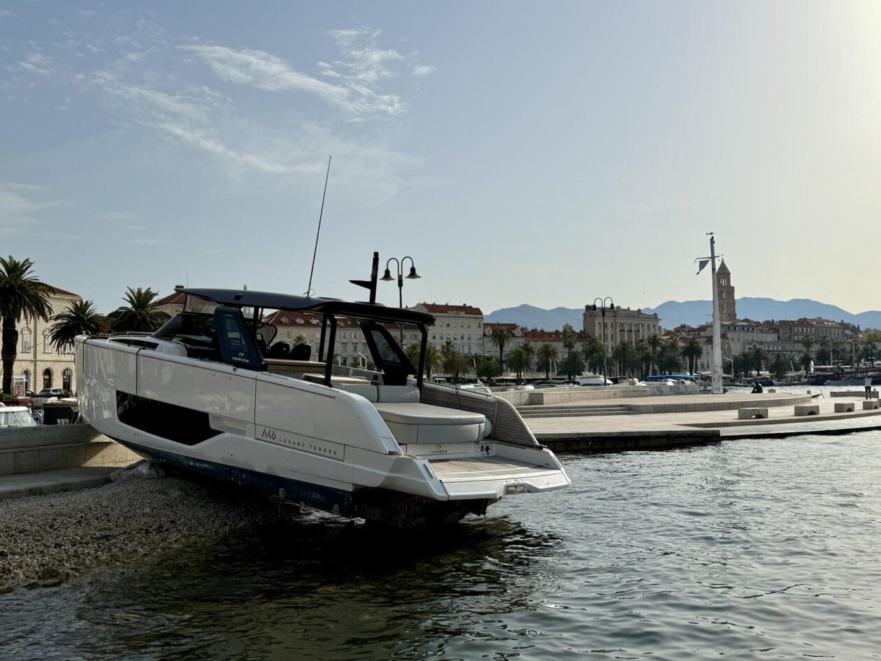 Split: Pomorska nesreća na Matejuški, gliser se nasukao u punoj brzini Split: Pomorska nesreća na Matejuški, gliser se nasukao u punoj brzini