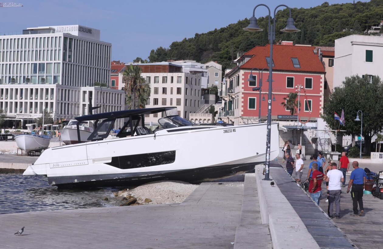 Split: Pomorska nesreća na Matejuški, gliser se nasukao u punoj brzini Split: Pomorska nesreća na Matejuški, gliser se nasukao u punoj brzini