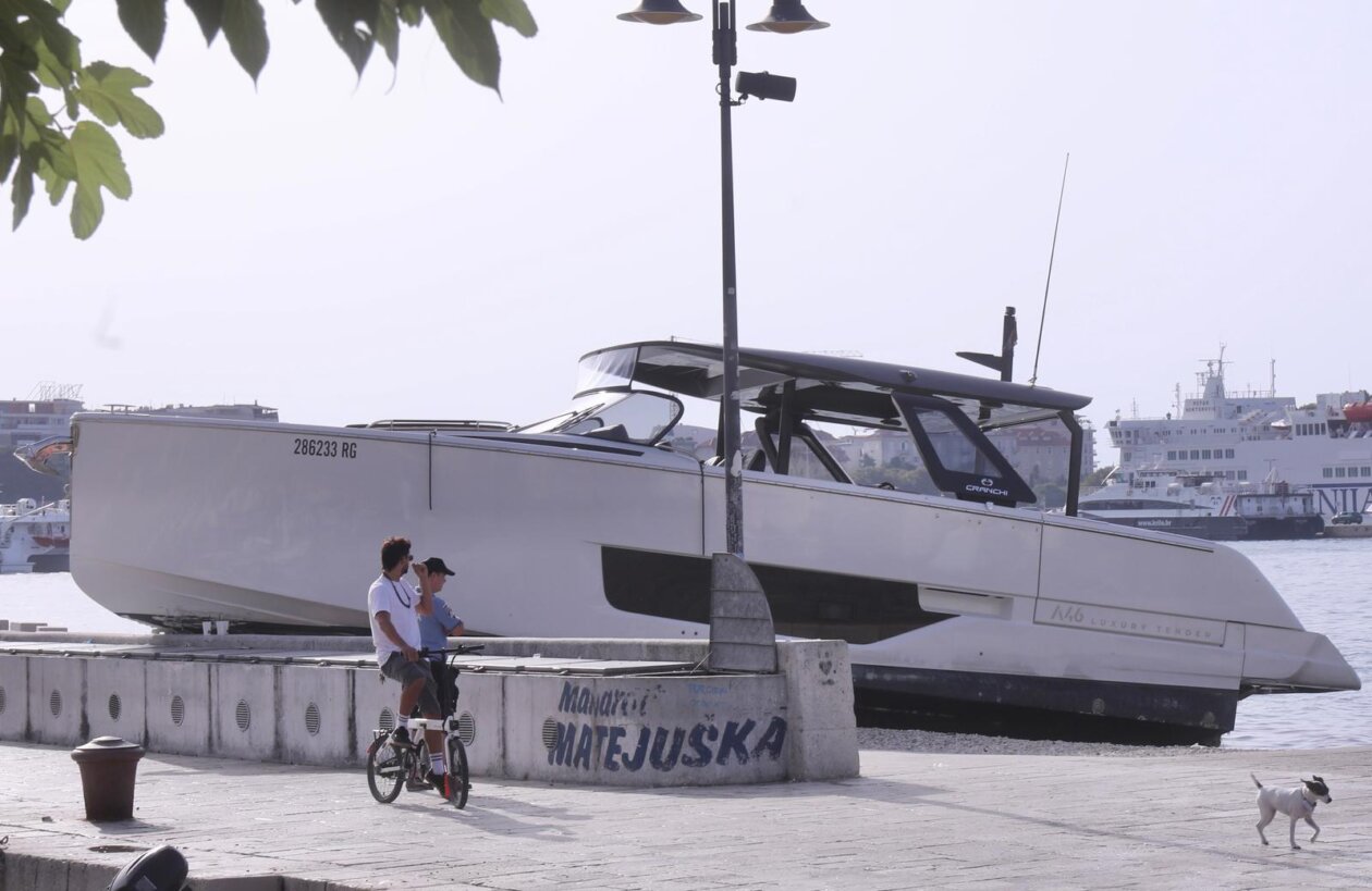 Split: Pomorska nesreća na Matejuški, gliser se nasukao u punoj brzini Split: Pomorska nesreća na Matejuški, gliser se nasukao u punoj brzini