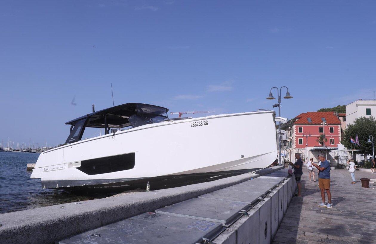 Split: Pomorska nesreća na Matejuški, gliser se nasukao u punoj brzini Split: Pomorska nesreća na Matejuški, gliser se nasukao u punoj brzini