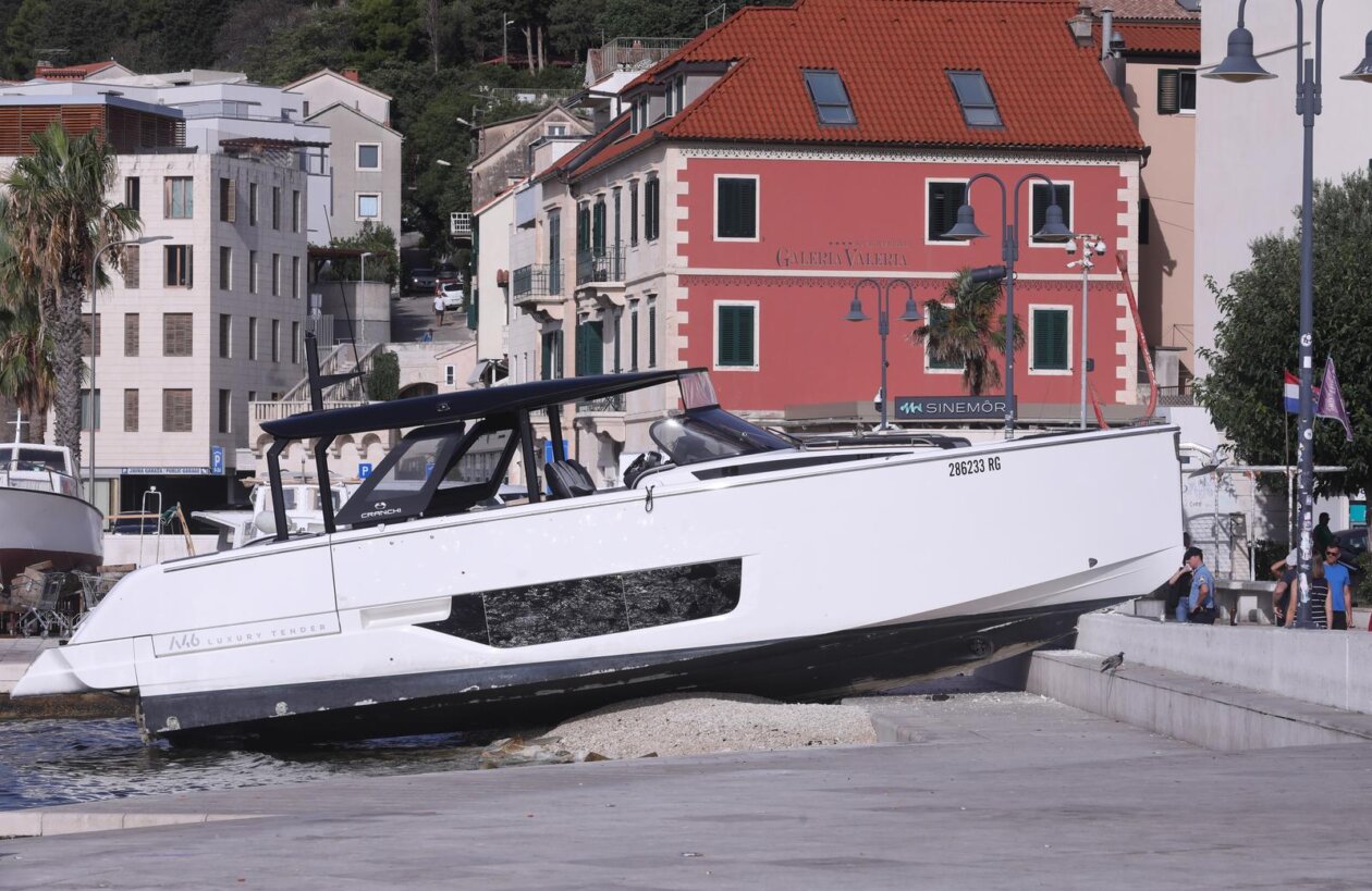 Split: Pomorska nesreća na Matejuški, gliser se nasukao u punoj brzini Split: Pomorska nesreća na Matejuški, gliser se nasukao u punoj brzini