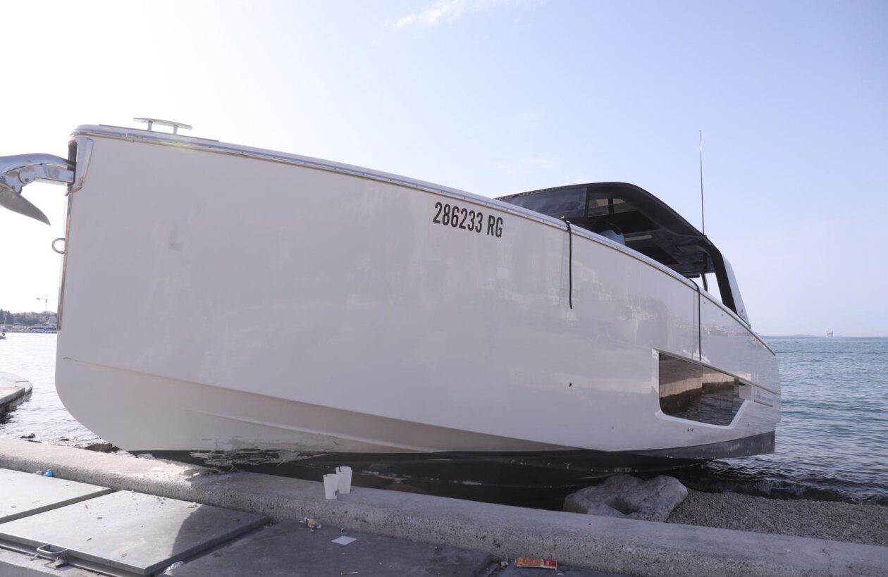 Split: Pomorska nesreća na Matejuški, gliser se nasukao u punoj brzini Split: Pomorska nesreća na Matejuški, gliser se nasukao u punoj brzini