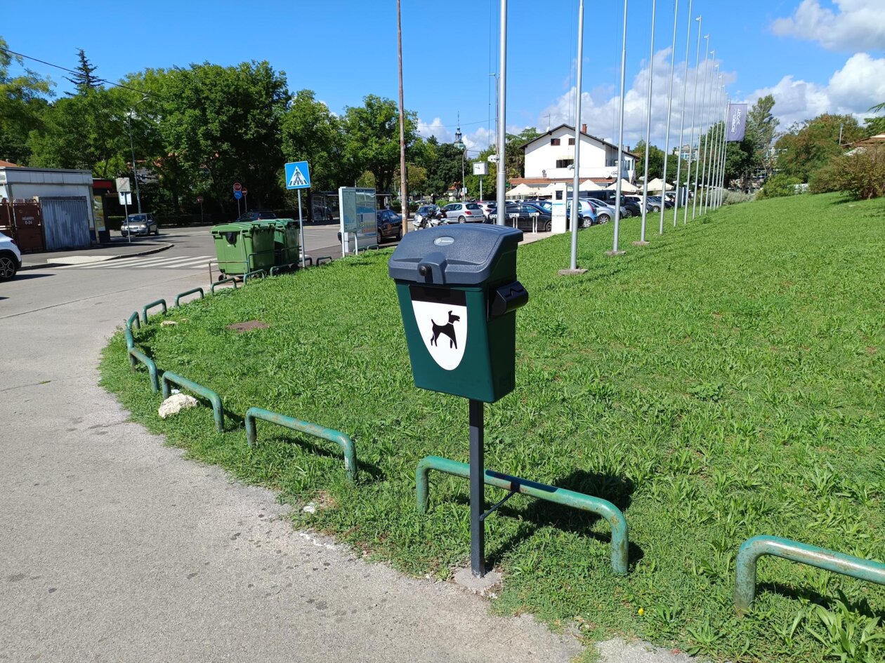 Kanta-za-pseci-izmet-Trg-Viktora-Bubnja