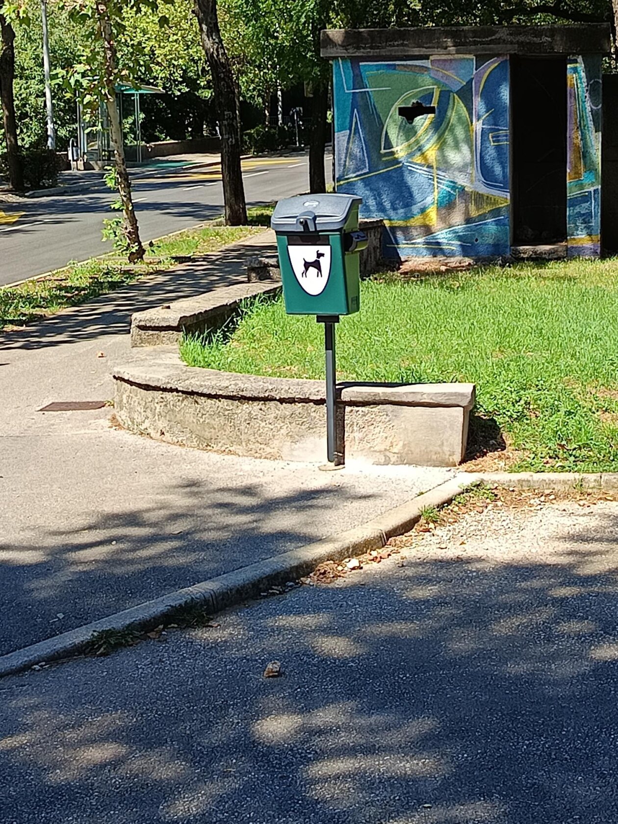Kanta-za-pseci-izmet-ulaz-u-Kampus