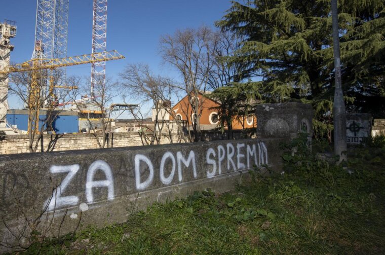 Pula: Stepenice kod stražnje strane Mornaričke crkve devastirane nacističkim i ustaškim simbolima