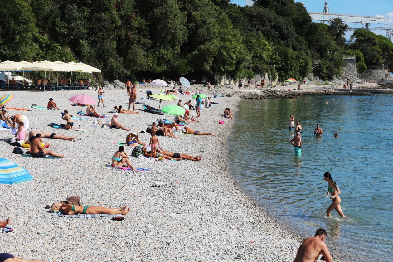 Rijeka: Građani uživaju u suncu i moru na Kantridi Rijeka: Građani uživaju u suncu i moru na Kantridi