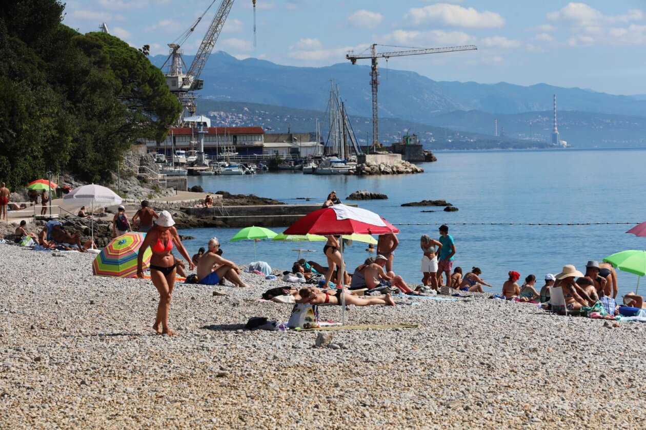 Rijeka: Građani uživaju u suncu i moru na Kantridi Rijeka: Građani uživaju u suncu i moru na Kantridi