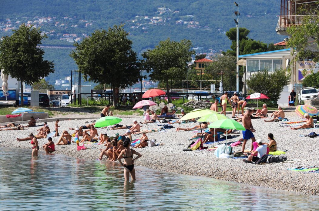 Rijeka: Građani uživaju u suncu i moru na Kantridi Rijeka: Građani uživaju u suncu i moru na Kantridi