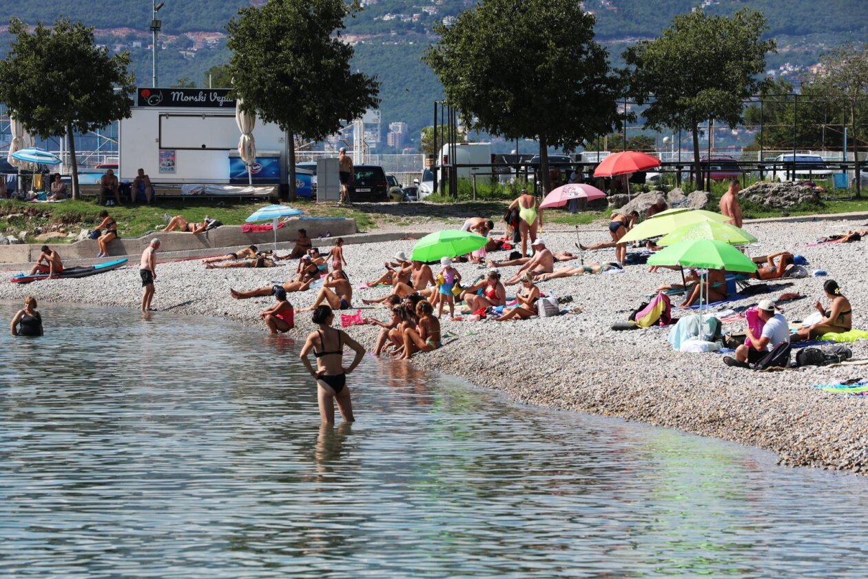 Rijeka: Građani uživaju u suncu i moru na Kantridi Rijeka: Građani uživaju u suncu i moru na Kantridi