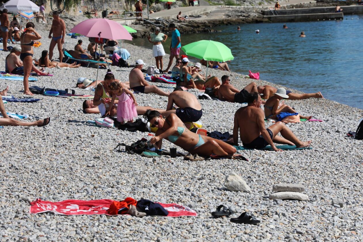 Rijeka: Građani uživaju u suncu i moru na Kantridi Rijeka: Građani uživaju u suncu i moru na Kantridi