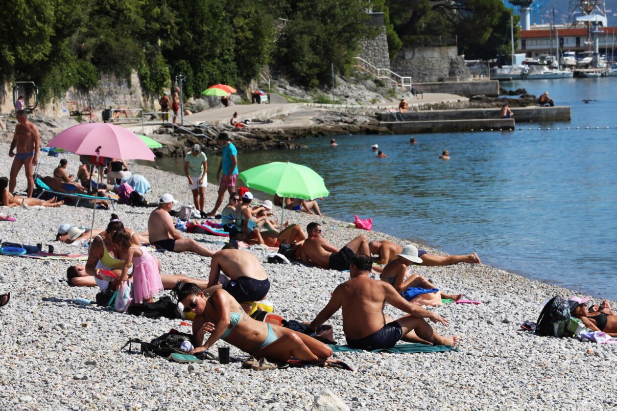 Rijeka: Građani uživaju u suncu i moru na Kantridi Rijeka: Građani uživaju u suncu i moru na Kantridi