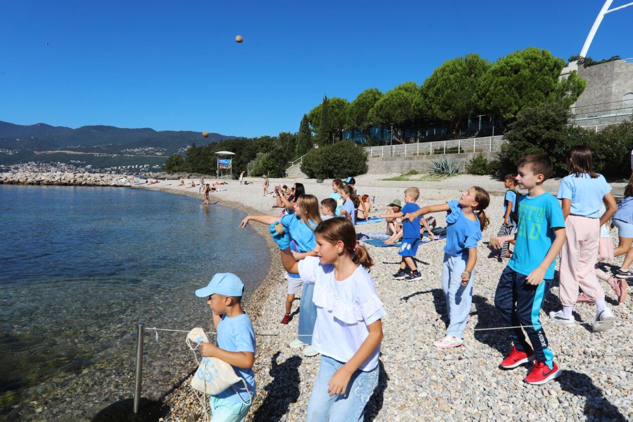 Rijeka: Akcija čišćenja plaže Ploče kojoj se pridružila gradonačelnica Rinčić