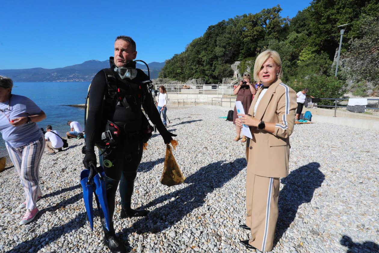 Rijeka: Akcija čišćenja plaže Ploče kojoj se pridružila gradonačelnica Rinčić