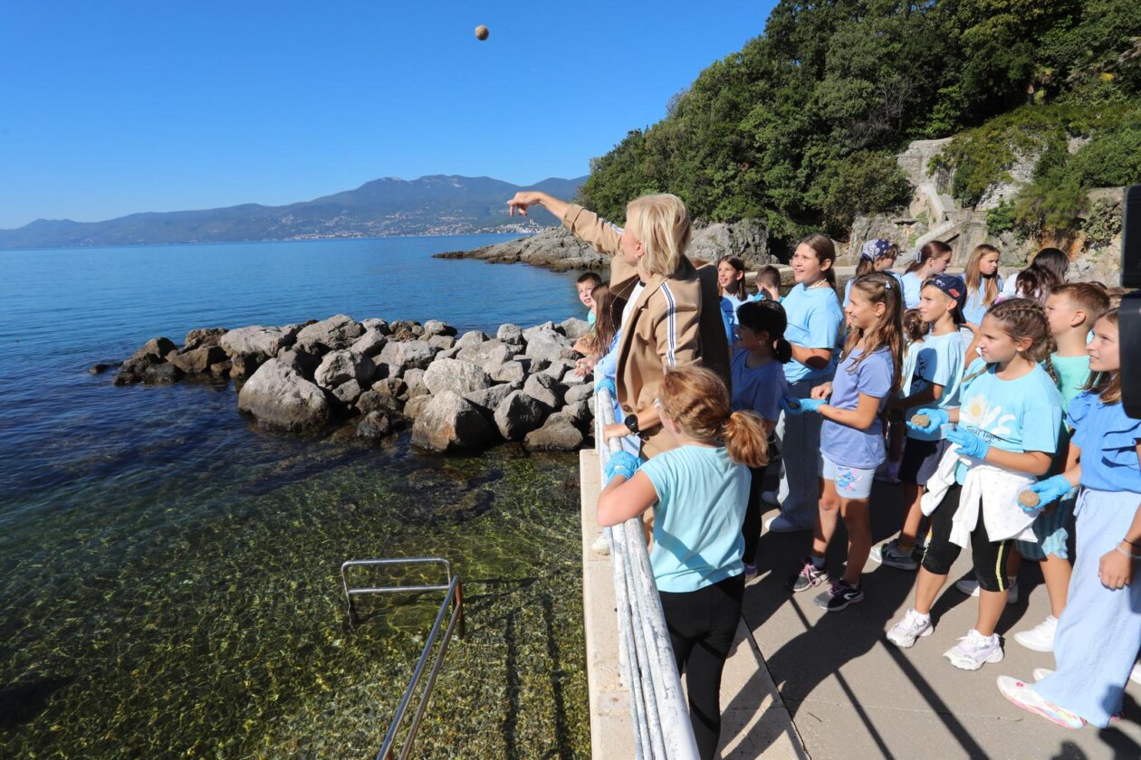 Rijeka: Akcija čišćenja plaže Ploče kojoj se pridružila gradonačelnica Rinčić