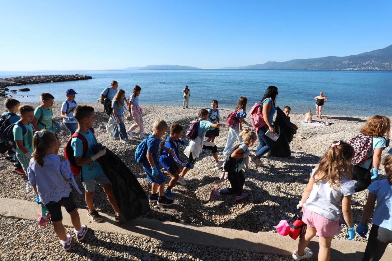 Rijeka: Akcija čišćenja plaže Ploče kojoj se pridružila gradonačelnica Rinčić