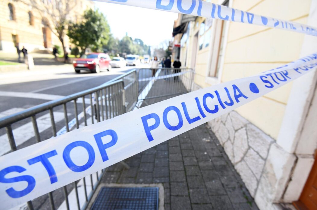 Šibenik: Dvanaest dana u centru grada prijeti opasnost od pada predmeta sa zgrade Šibenik: Dvanaest dana u centru grada prijeti opasnost od pada predmeta sa zgrade