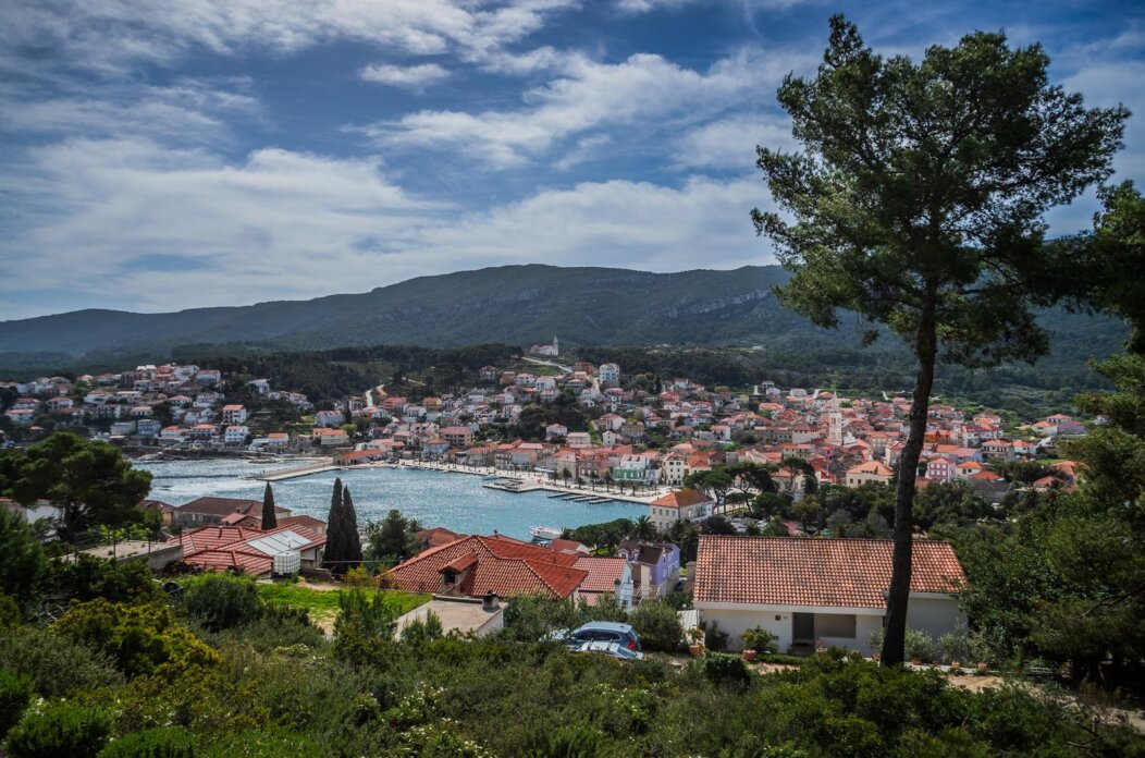 Panorama gradića Jelse Panorama gradića Jelse