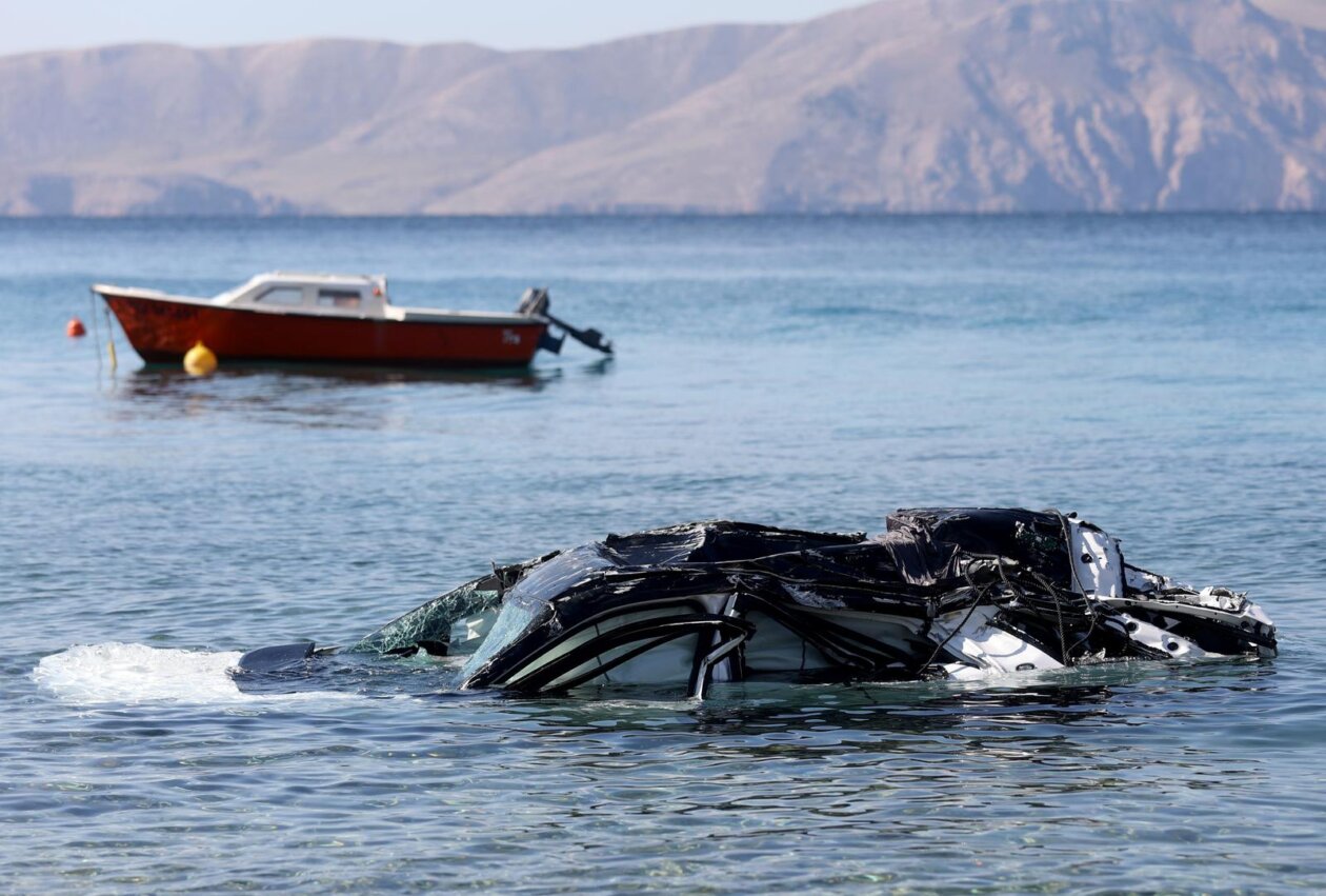 Iz mora kod Senja izvučen automobil u kojem je poginulo četvero stranih državljana Iz mora kod Senja izvučen automobil u kojem je poginulo četvero stranih državljana