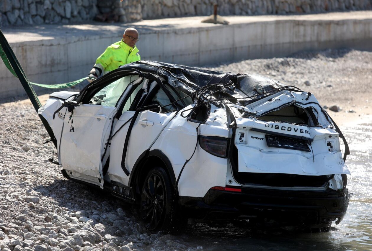 Iz mora kod Senja izvučen automobil u kojem je poginulo četvero stranih državljana Iz mora kod Senja izvučen automobil u kojem je poginulo četvero stranih državljana