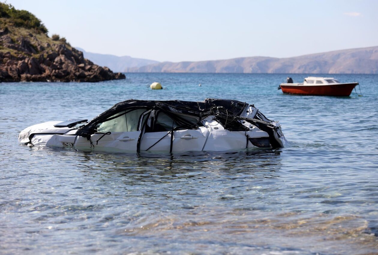 Iz mora kod Senja izvučen automobil u kojem je poginulo četvero stranih državljana Iz mora kod Senja izvučen automobil u kojem je poginulo četvero stranih državljana