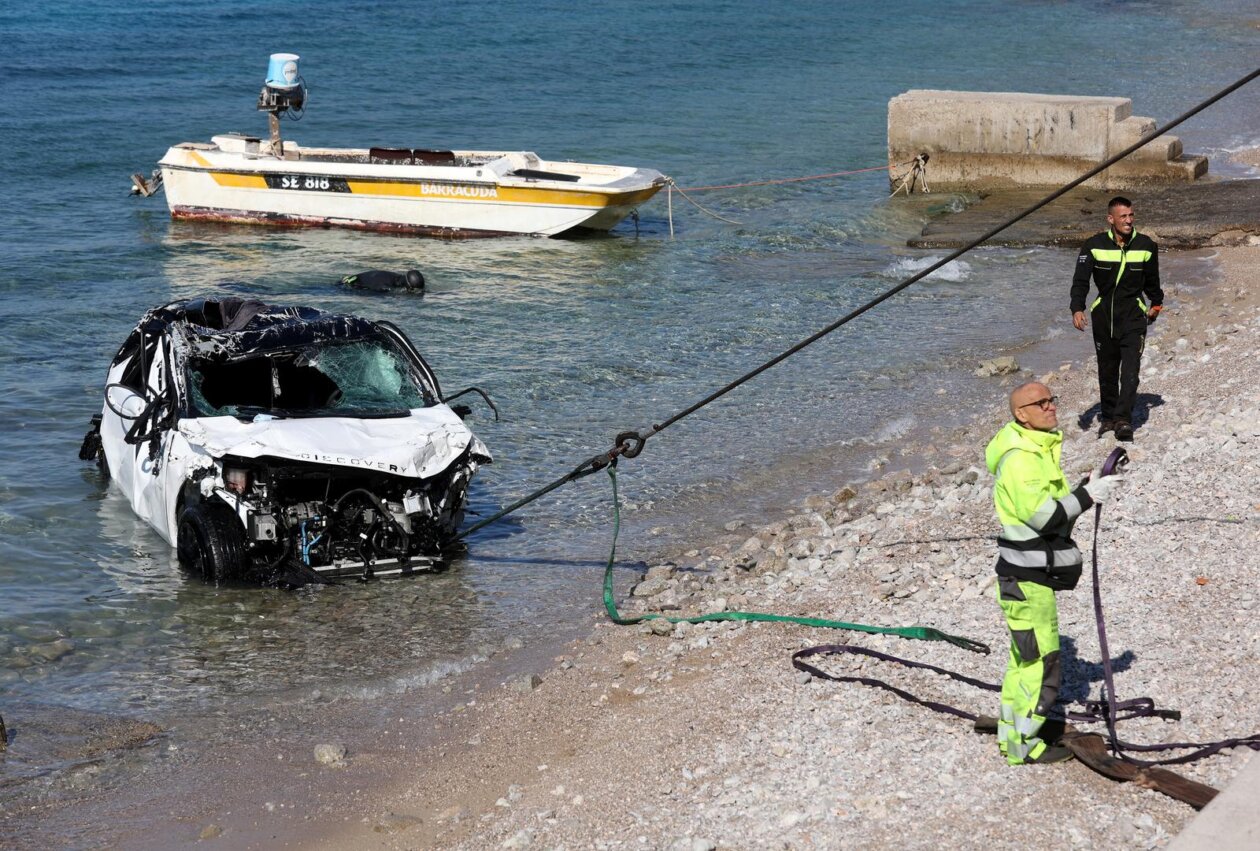 Iz mora kod Senja izvučen automobil u kojem je poginulo četvero stranih državljana Iz mora kod Senja izvučen automobil u kojem je poginulo četvero stranih državljana