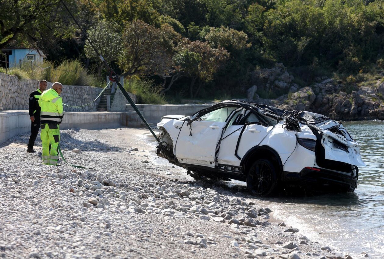 Iz mora kod Senja izvučen automobil u kojem je poginulo četvero stranih državljana Iz mora kod Senja izvučen automobil u kojem je poginulo četvero stranih državljana