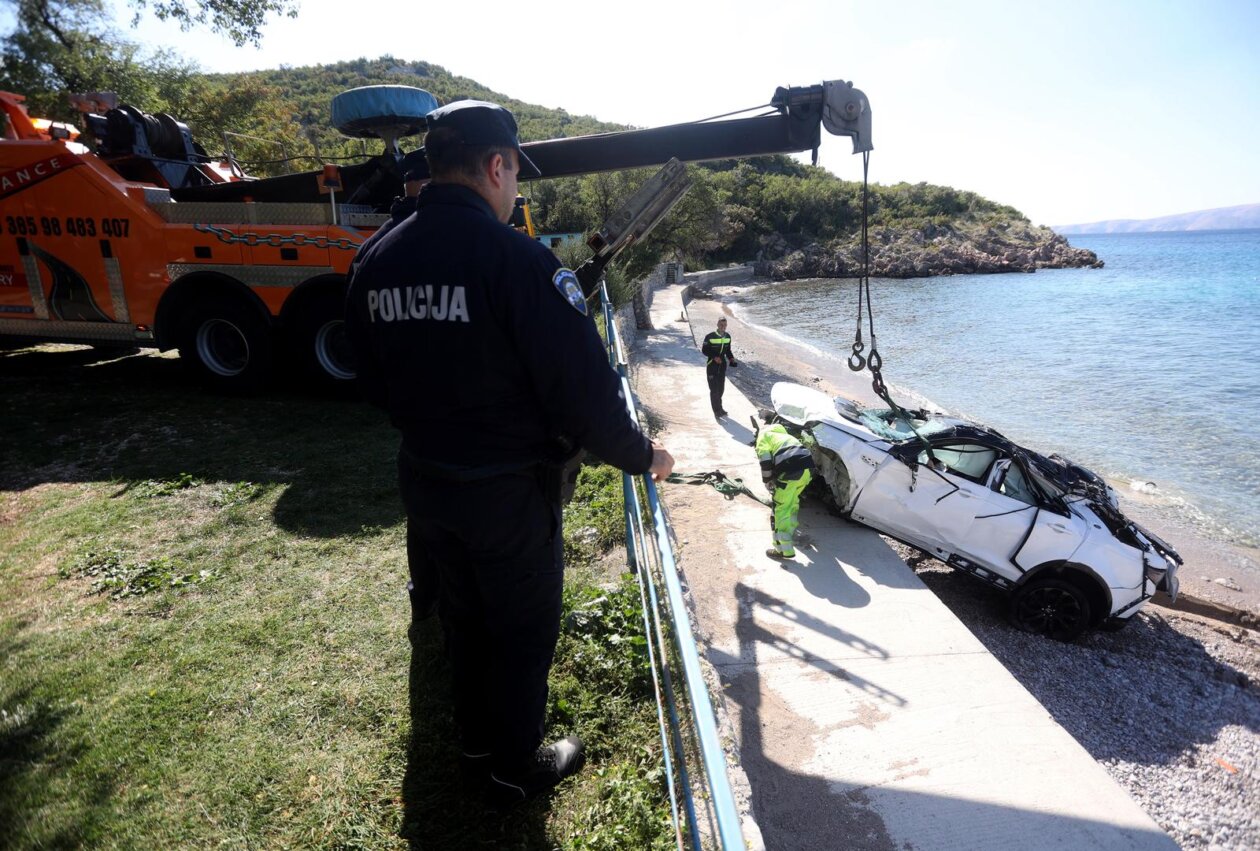 Iz mora kod Senja izvučen automobil u kojem je poginulo četvero stranih državljana Iz mora kod Senja izvučen automobil u kojem je poginulo četvero stranih državljana