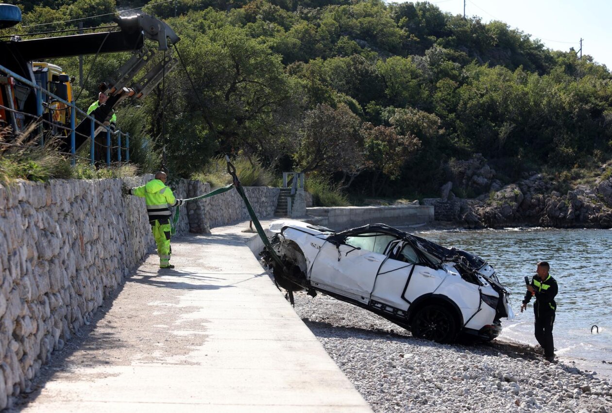 Iz mora kod Senja izvučen automobil u kojem je poginulo četvero stranih državljana Iz mora kod Senja izvučen automobil u kojem je poginulo četvero stranih državljana