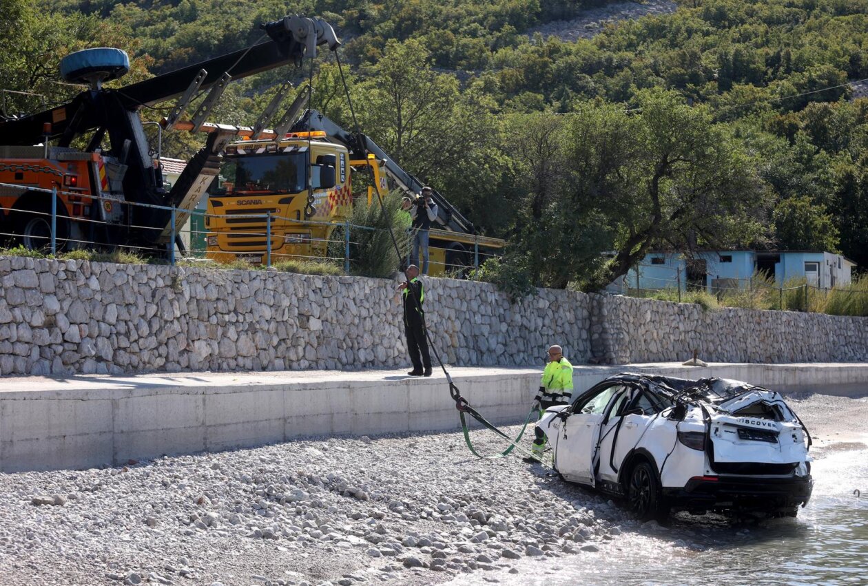 Iz mora kod Senja izvučen automobil u kojem je poginulo četvero stranih državljana Iz mora kod Senja izvučen automobil u kojem je poginulo četvero stranih državljana